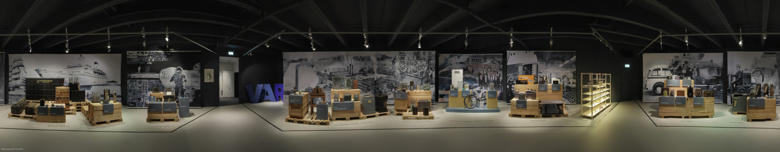 Panorama der Ausstellung im Varta Schaudepot